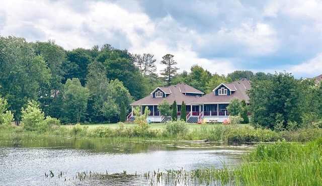 Butlers Ridge Cottage- Lakefront Property on Sparrow Lake