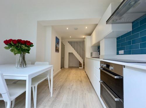 Buttercup - 3 Double Bedrooms - 3 Minutes Walk to Beach