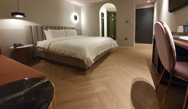 BUTTON HOTEL