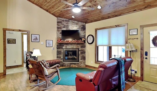 Buzzy Bee Lodge | Hot Tub, Fire Pit, Pet-Friendly