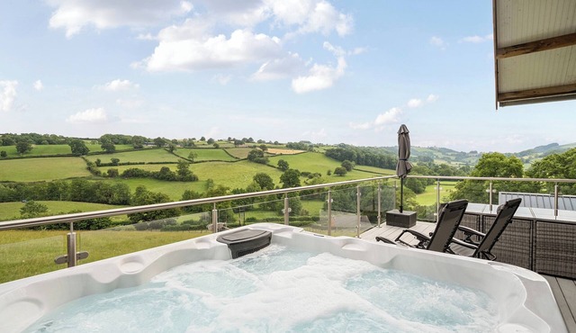 BWNCATH, pet friendly, character holiday cottage in Garthmyl