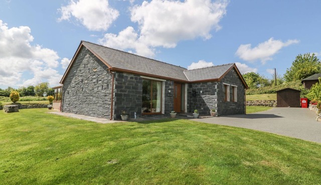 BWTHYN CLYD, family friendly, with a garden in Llanddaniel Fab