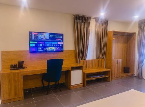 C & C Luxury Suites
