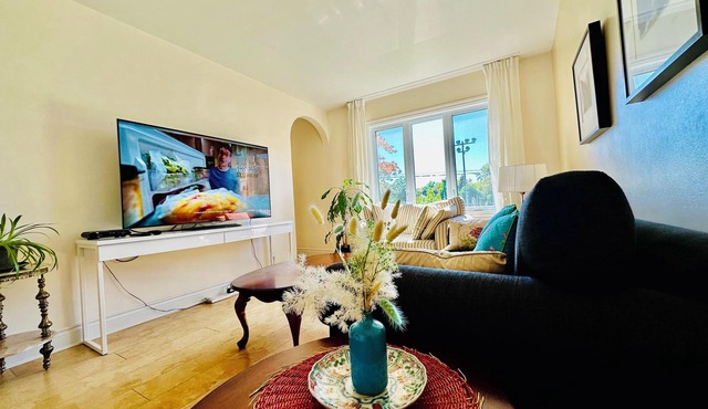 Chez Ping/Near a metro station, free parking and a sunny place to stay