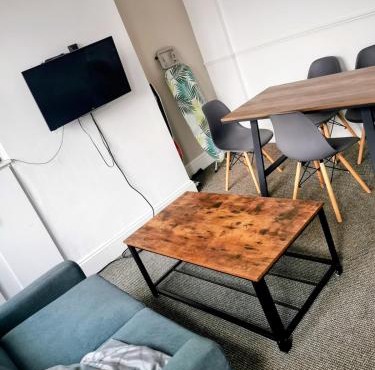 C Spacious 5 Bed - Pkg WiFi Long Stay