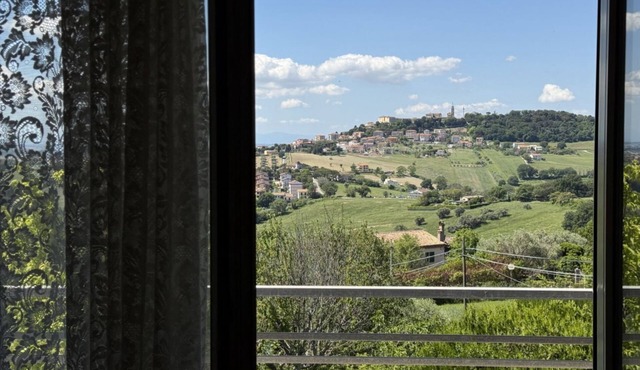 C015 – Camerano – Three-story villa with garden