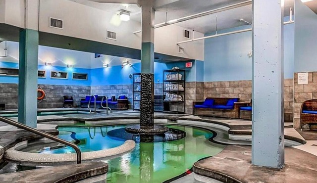 C111 Canmore World Class Solara Resort - Hot tub, Pool, Gym, AirCon, Free Parking & Netflix