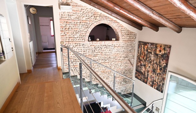 CA CENTOSA, renovated historic villa with patio and garden