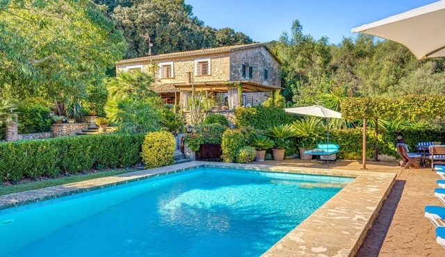 “Ca les Estamenyes” close to the Sea, Wi-Fi, A/C, Terrace, Garden & Pool; Parking Available