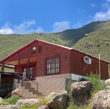 Cabaña al pie de la montaña