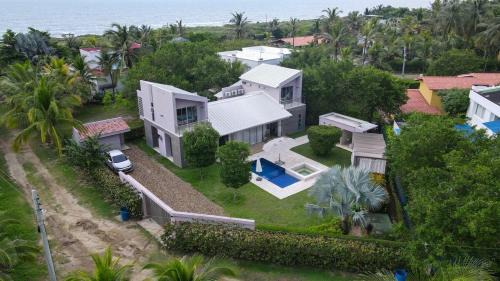 Cabaña privada con piscina y jacuzzi junto al mar