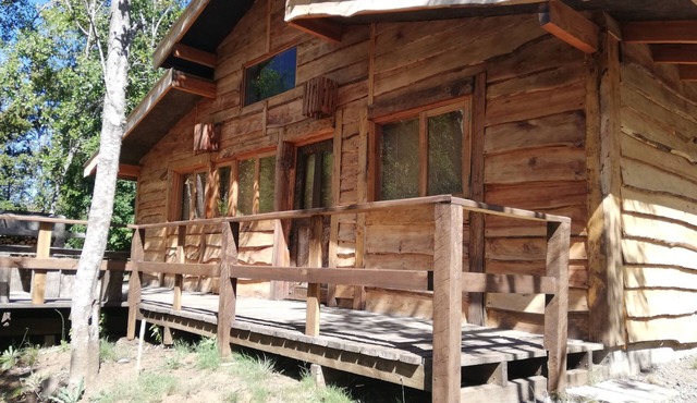 Cabaña rústica 2 maravillosa,con troncos nativos, con orilla de Río Trancura