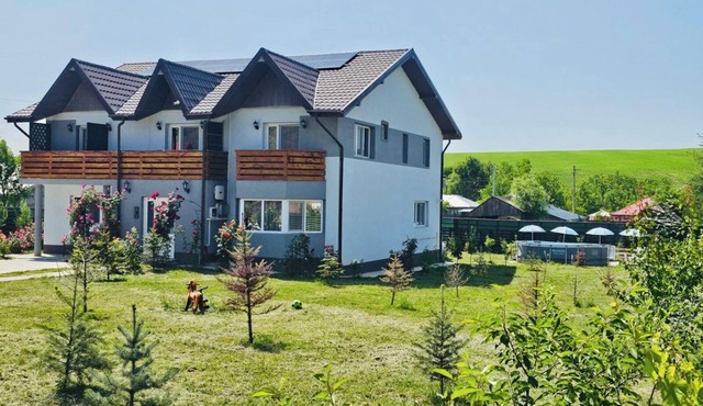 Cabana 15 persoane 7 camere 6 băi Living pentru petreceri Terase Grătar