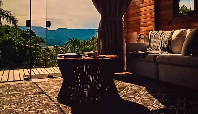 Cabana Moderna com Hidro e Vista Para as Montanhas