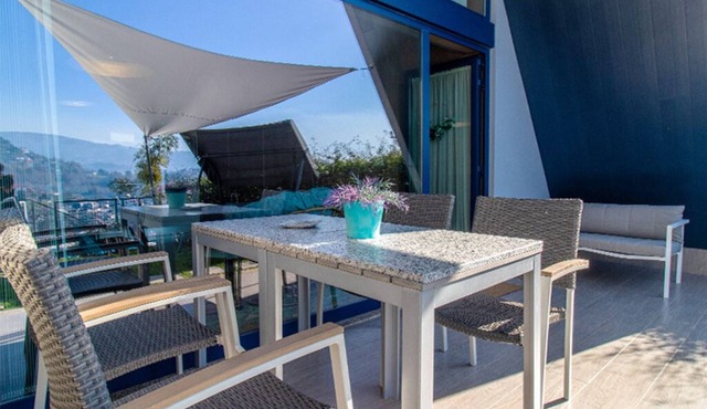 Cabanas dos Netinhos, in Loureda, 2 houses with swimming pool and mountain views