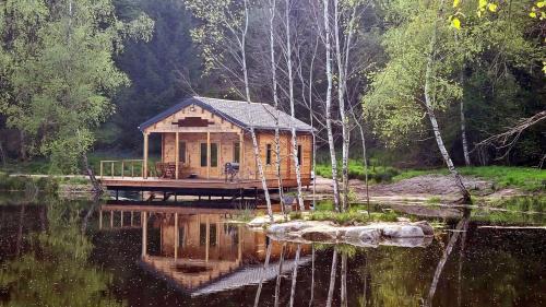 Cabane pilotis sur étang, au lac de Chaumeçon