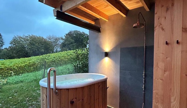 Cabanes avec jacuzzi les pieds dans la vignes
