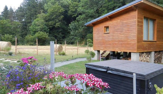 Cabin and spa; the "Cocon du Gast".