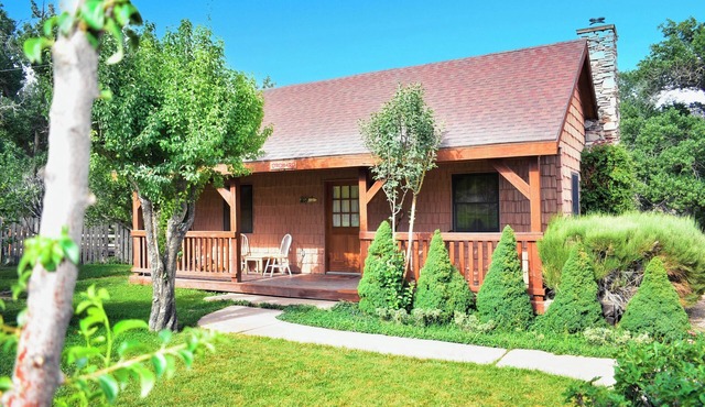 Cabin in Apple Orchard - Pool - Hot Tub -Farm -Breakfast -Quiet Side Zion -Bryce