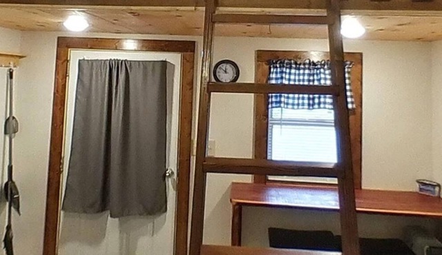 Cabin in beautiful Shady Oaks camp Ground. In the heart of the Ozarks