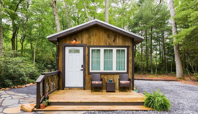 Cabin in the woods of Fairview. 20 minutes to Asheville.