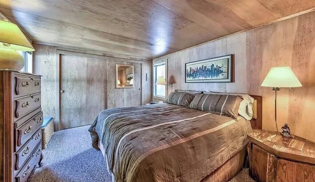 Cabin in town! Beach, snow, recreational areas! All within walking distance!