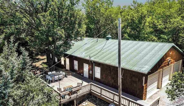 Cabin on 50 acres, Only 5 Minutes to Ponca City! Hike, Hunt, or Just Relax