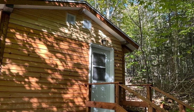 Cabin on Cabot Trail, with Queen Bed, Kitchen & Bathroom. 20 mins from Baddeck.