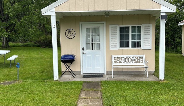 Cabin on main. Walking distance to all attractions