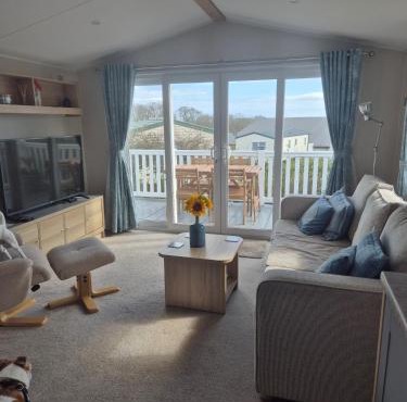 Cabin Sleeps 4 with Garden and Parking