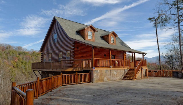 Cabin w/Stunning Mountain View-Hot Tub-Game Room