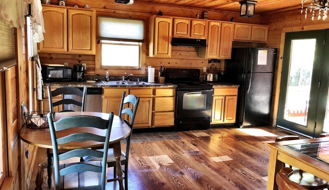 Cabin with a pool, hot tub and wi-fi located close to Natural Bridge State Park