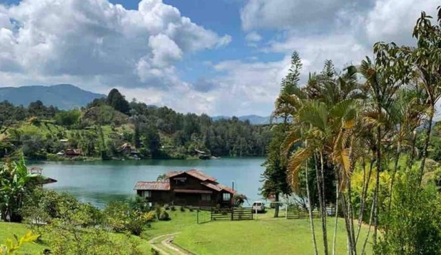 Cabin with exit to the lake and view of the stone - Guatapé - Colombia