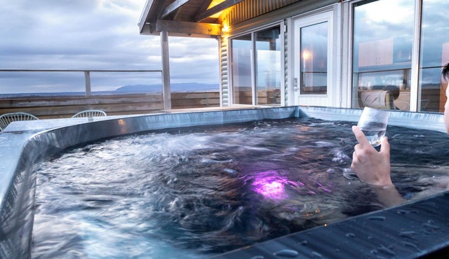 Cabin with Jacuzzi, next to Fossatún, west of Iceland