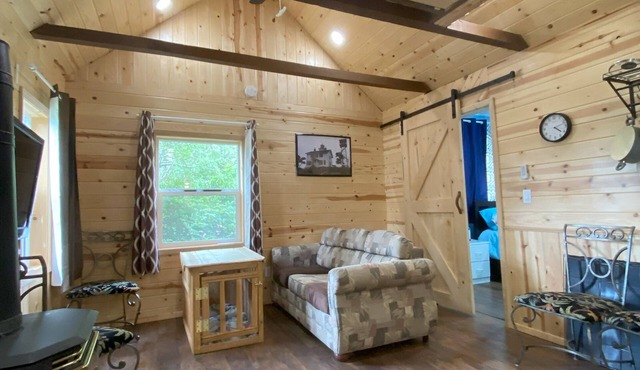 Cabin with loft & gas fireplace, walking distance to harbor