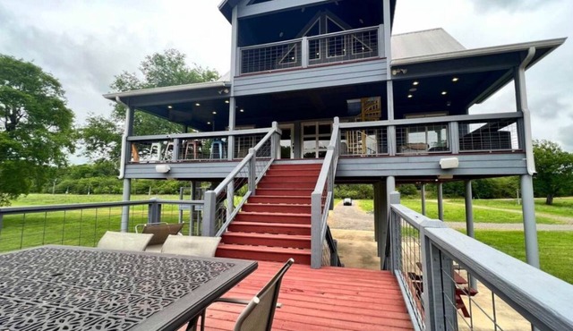 Caddo Lookout: Waterfront cabin with two decks and amazing views.