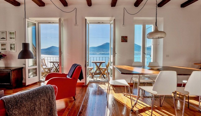 Cadebei 1. Stunning lake view in the charming, quiet hamlet of Gonte.n