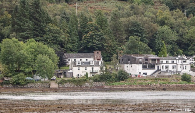 CAIRN VIEW, pet friendly, character holiday cottage in Arrochar