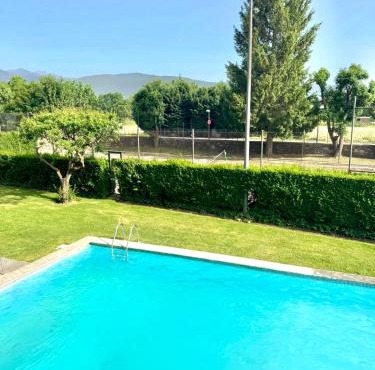 CaL QuEROL Llivia 3, piscina al centre, vistes a la muntanya
