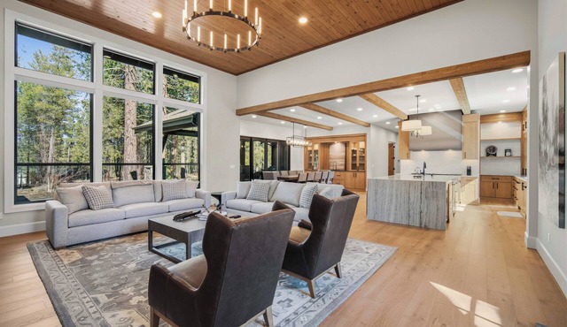 Caldera Luxe Getaway with Access to Forest House