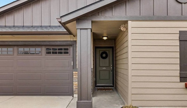Caldwell/Nampa Family Retreat | King Bed | 4 TVs | Fenced Backyard | 1-Gig WiFi