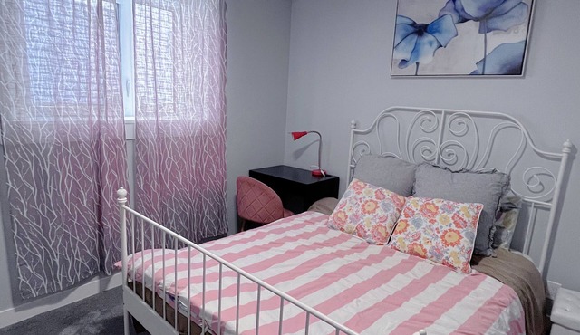 Calgary elegant single room &shared bathroom close LRT&free parking