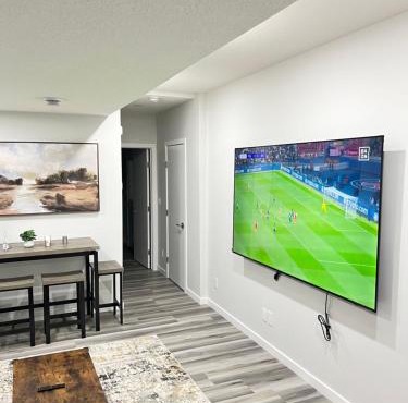 Calgary Serene Suite - 19mins from airport, 1hr to Banff, 85" Cinema, Fibre WiFi, Full Kitchen