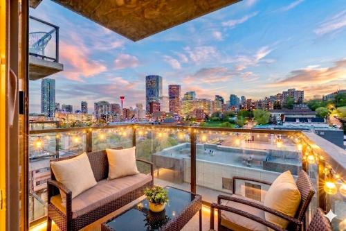 Calgary Tower View with Rooftop Patio & UG Parking