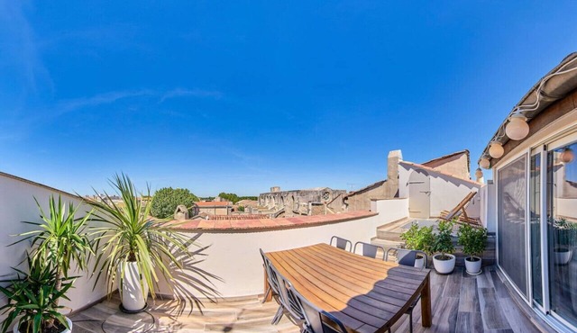 Calm and bright; Terrace and panoramic view in the center Housing