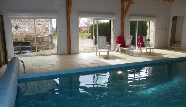 Calme et Detente AU Bord DE LA Piscine