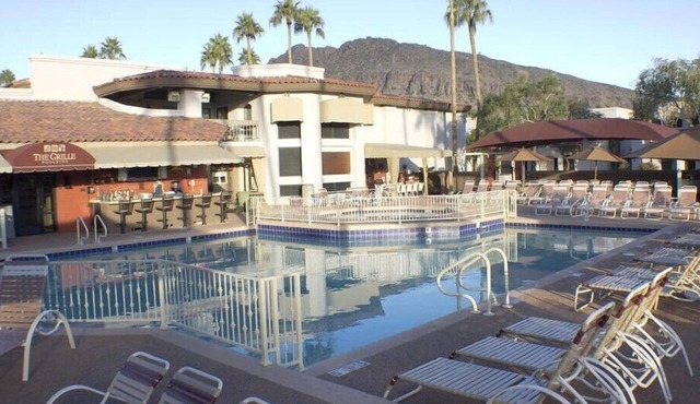 Camelback Elegant 3BR Condo with Outdoor Pool Bar