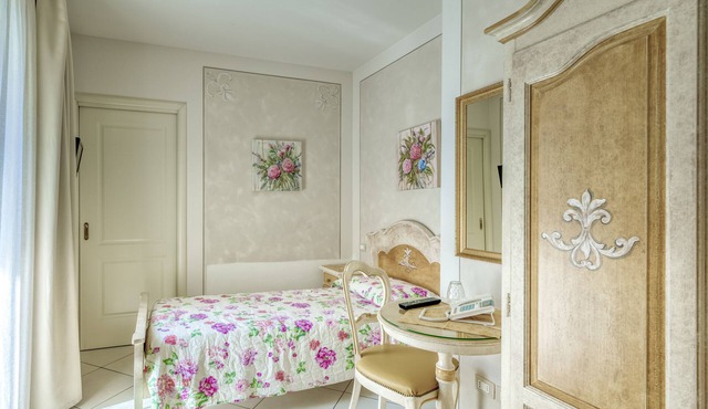 Camelia - Single Room with Balcony in Art Nouveau Villa