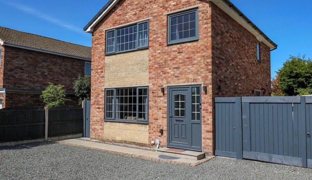 CAMELLIA HOUSE, pet friendly, with a garden in Carlton, Goole