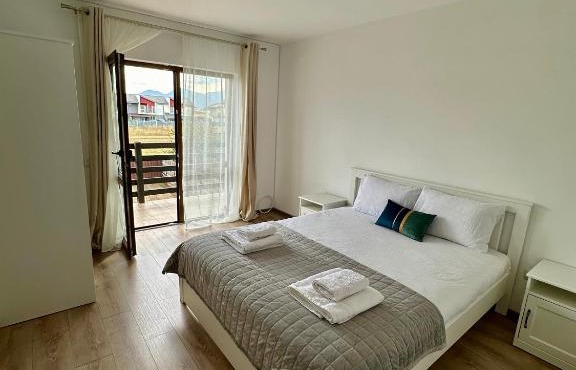 Camera dubla cu balcon si living privat